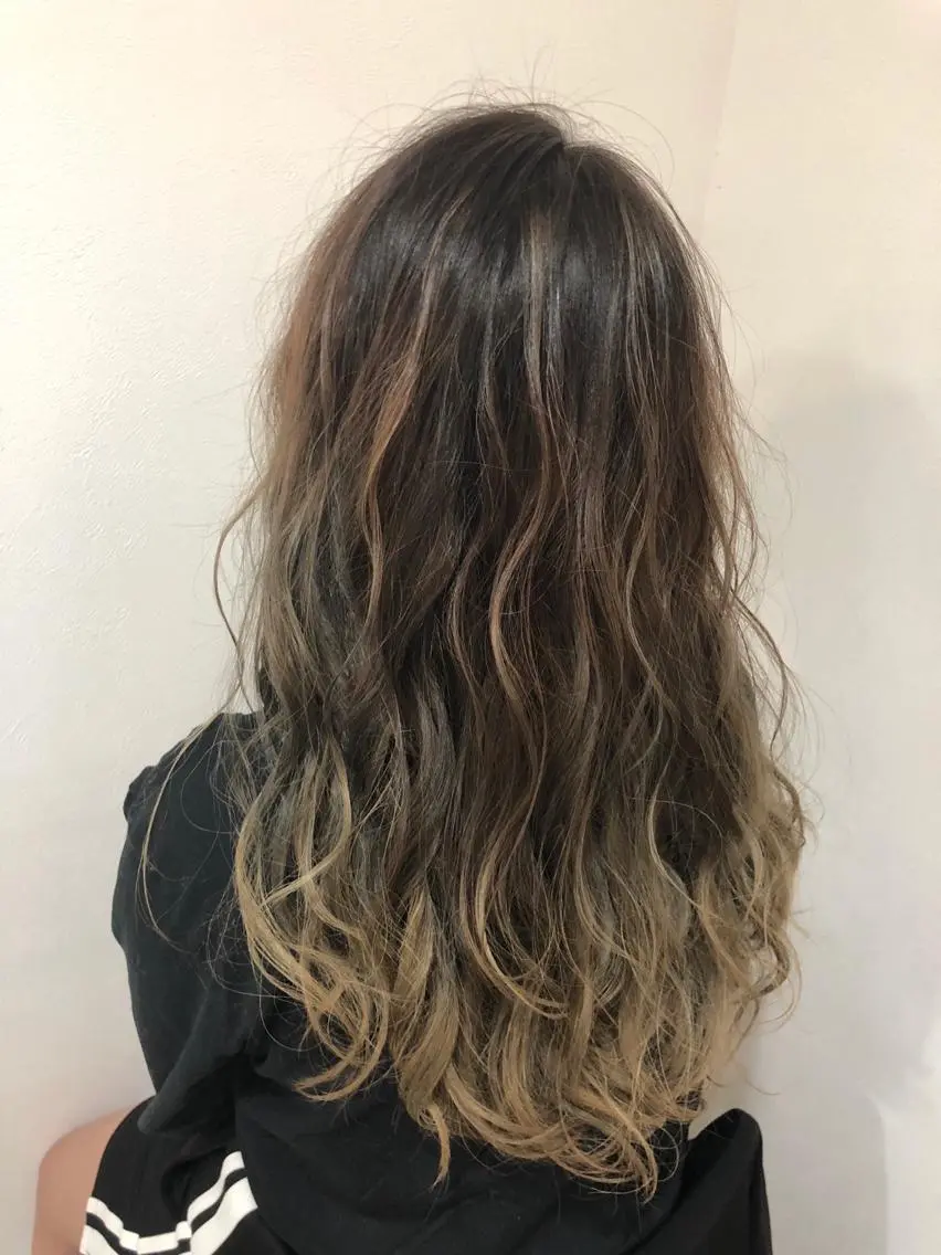 ロング ハイライト 小川 美咲のヘアスタイル