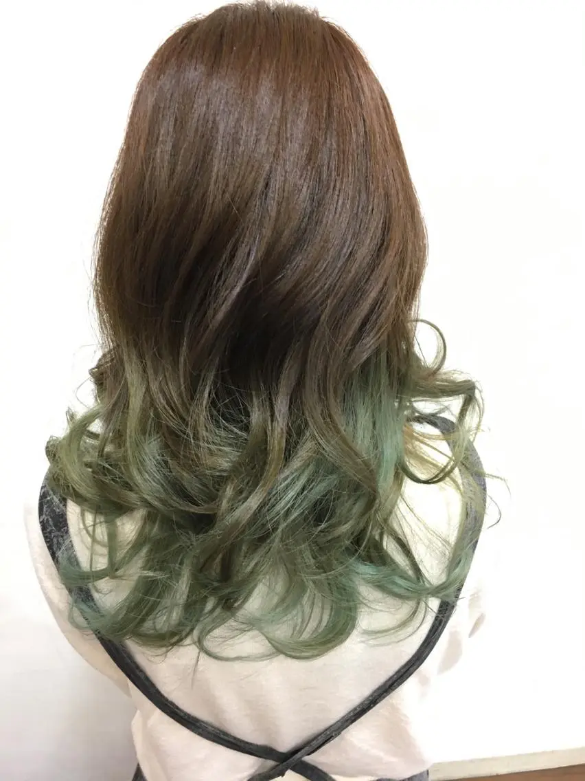 セミロング カラー ブラウンカラー グラデーションカラー ミント ヘアカラー GLAD 萩原のヘアスタイル