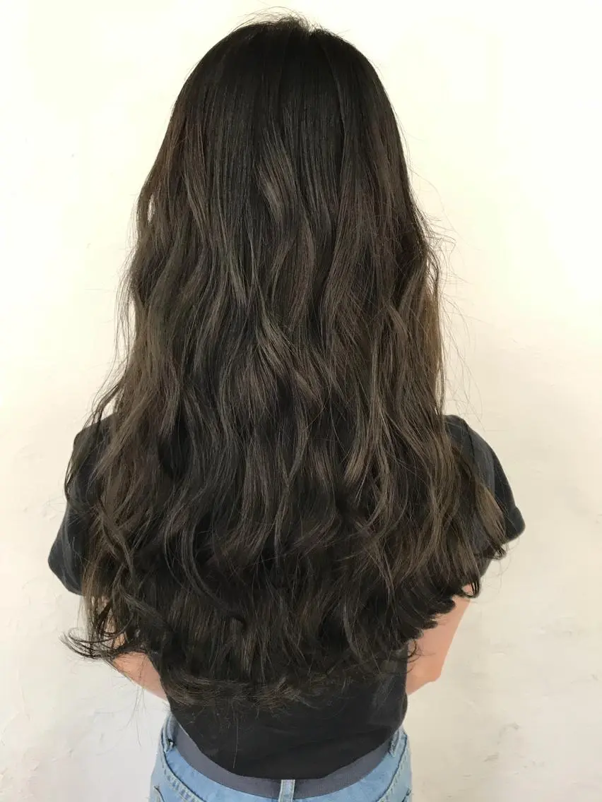 ロング カラー アッシュ アッシュグレー アッシュグレージュ グレージュ ハイライトカラー 伊藤 優希のヘアスタイル