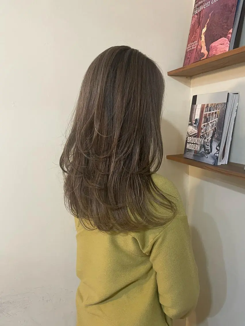 セミロング カラー ベージュカラー グレージュ ハイライトカラー 顔まわりレイヤー ハイライト ARISA 学芸大学/海外ヘアのヘアスタイル