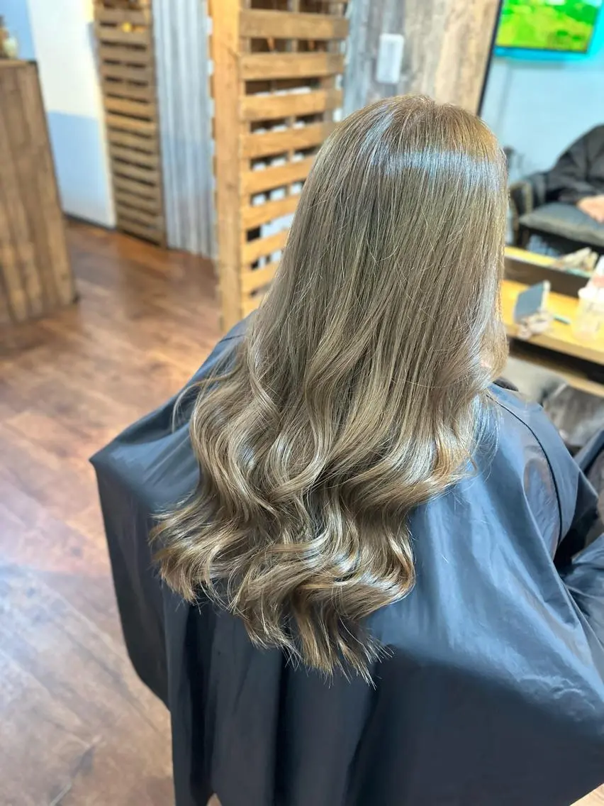 ロング カラー ブリーチ ヘアカラー Luzir⭐︎ GEN⭐︎のヘアスタイル