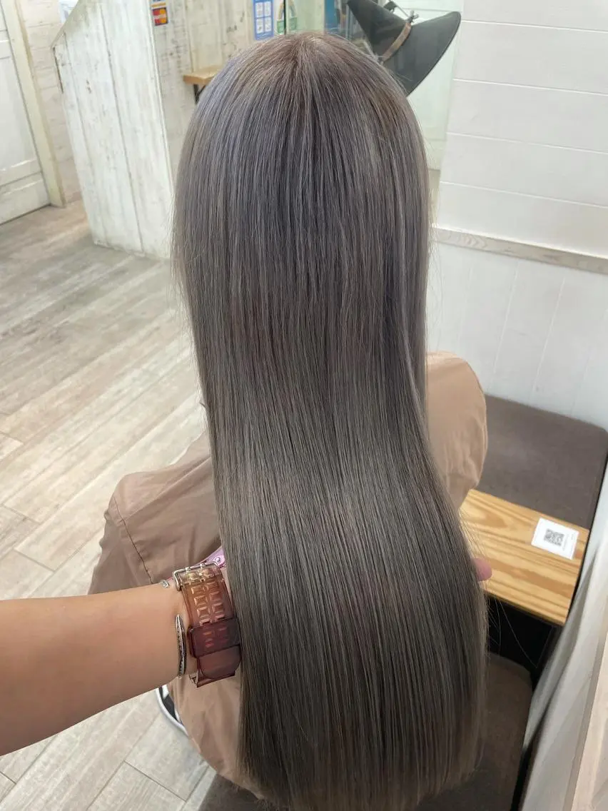 ロング カラー パーマ ヘアアレンジ ロングレイヤー アッシュ アッシュブラック ベージュカラー 黒髪 newi saLyu ネウィ サリューのヘアスタイル