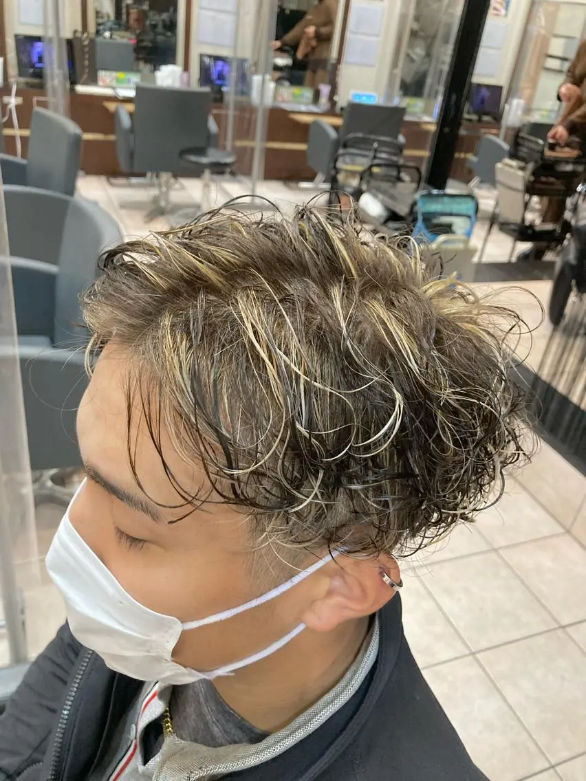 ミディアム カラー メンズ メンズハイライト ハイライトカラー 3Dハイライト ハイライト カット ヘアカラー パーマ SHAFT Ieiriのヘアスタイル