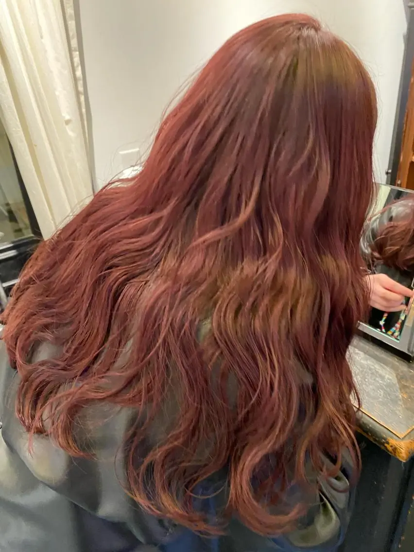 ロング カラー ブリーチ ブリーチなしカラー ピンクカラー レッドカラー NATSUKI😸 ‪✂︎‬南森町美容室のヘアスタイル