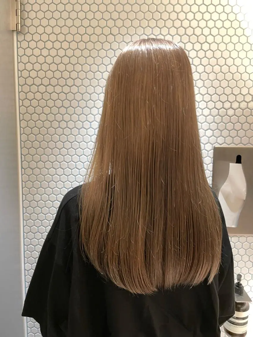 ロング カラー ネイル マツエク・マツパ アイブロウ 失敗しないハイトーン ✨ミルクティー/ミワのヘアスタイル