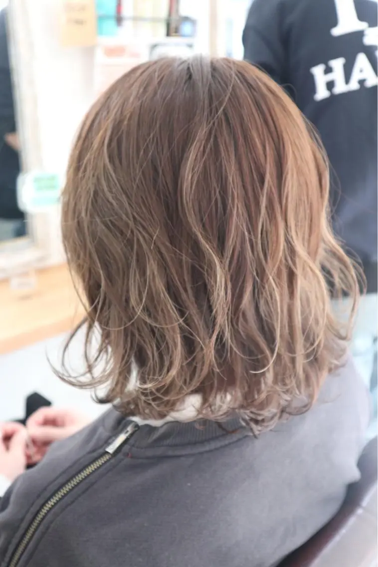 ミディアム カラー グレージュ ハイライトカラー ハイライト トリートメント 西村 ようこのヘアスタイル