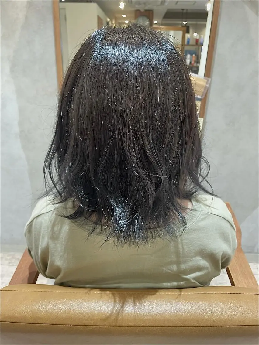 カラー 黒髪 ブルーカラー ブルーブラック ヘアカラー トリートメント 小川 夏生のヘアスタイル