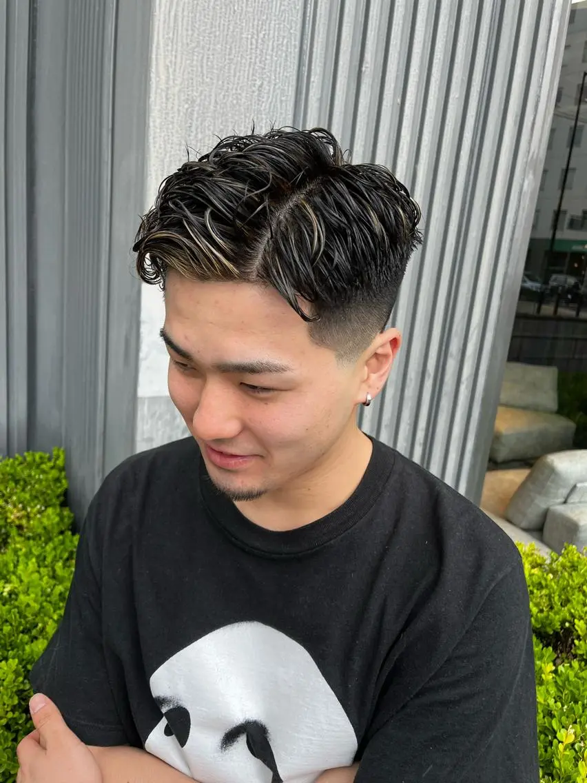 ショート カラー パーマ メンズ フェードカット メンズハイトーン メンズパーマ ハイトーンカラー &CREW スタッフのヘアスタイル