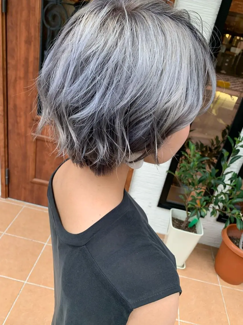 ショート カラー アッシュ ハイトーンカラー シルバー シルバーアッシュ ショートヘア yoshi （髙橋）のヘアスタイル