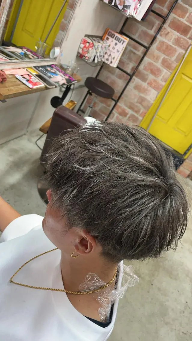 カラー ブリーチ ダブルカラー ハイライトカラー ハイトーンカラー インナーカラー 岩佐 怜のヘアスタイル