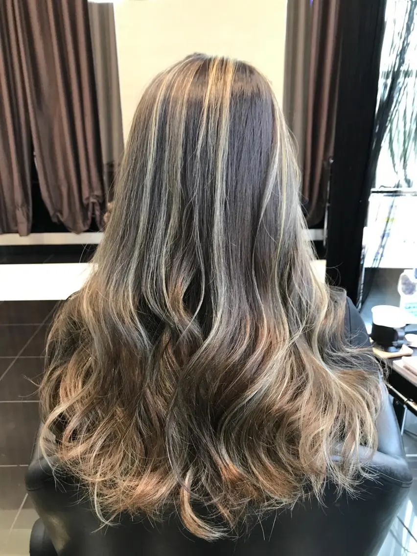 ロング カラー ブリーチ ハイライトカラー イルミナカラー ハイライト 💎馴染むエクステ× TOMO💎のヘアスタイル