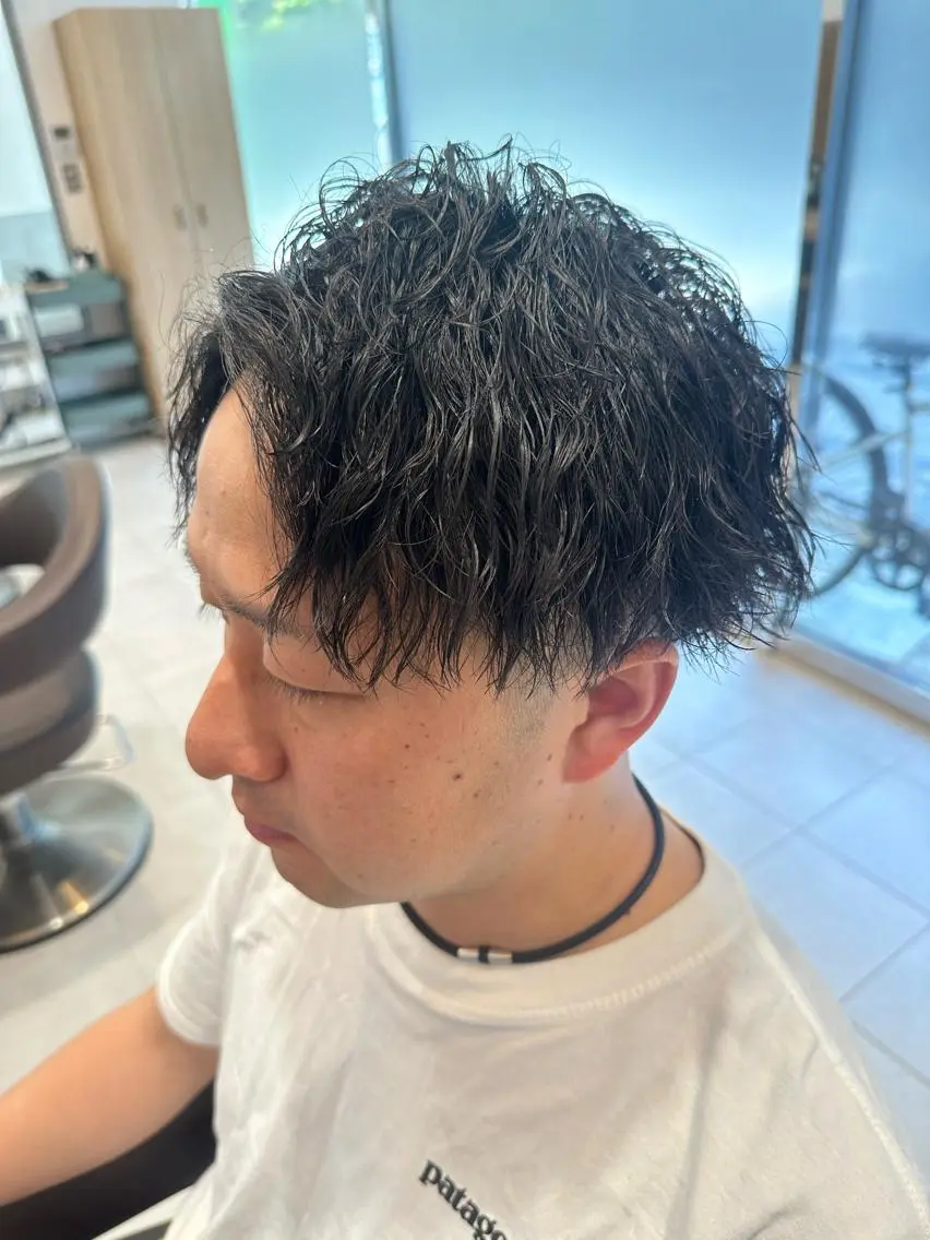 ミディアム パーマ メンズ ミディアムパーマ フェードカット メンズパーマ ツイストスパイラルパーマ 波巻きパーマ 💈メンズ特化 美容師サキ💈のヘアスタイル