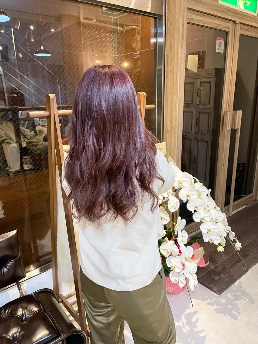 ロング カラー カシス ピンクカラー 髪質改善で 憧れの潤艶美髪にのヘアスタイル