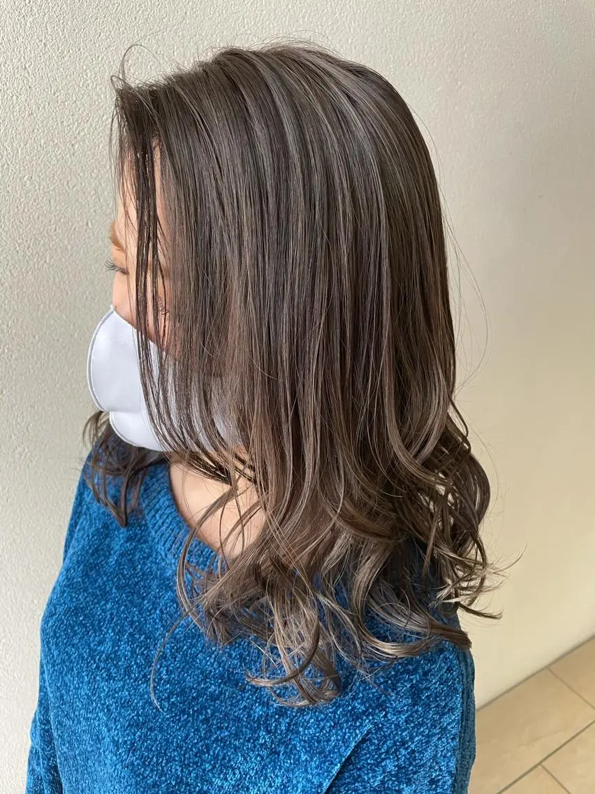 セミロング カラー アッシュ アッシュグレー アッシュグレージュ ブリーチ グレージュ 沢田 瞳のヘアスタイル