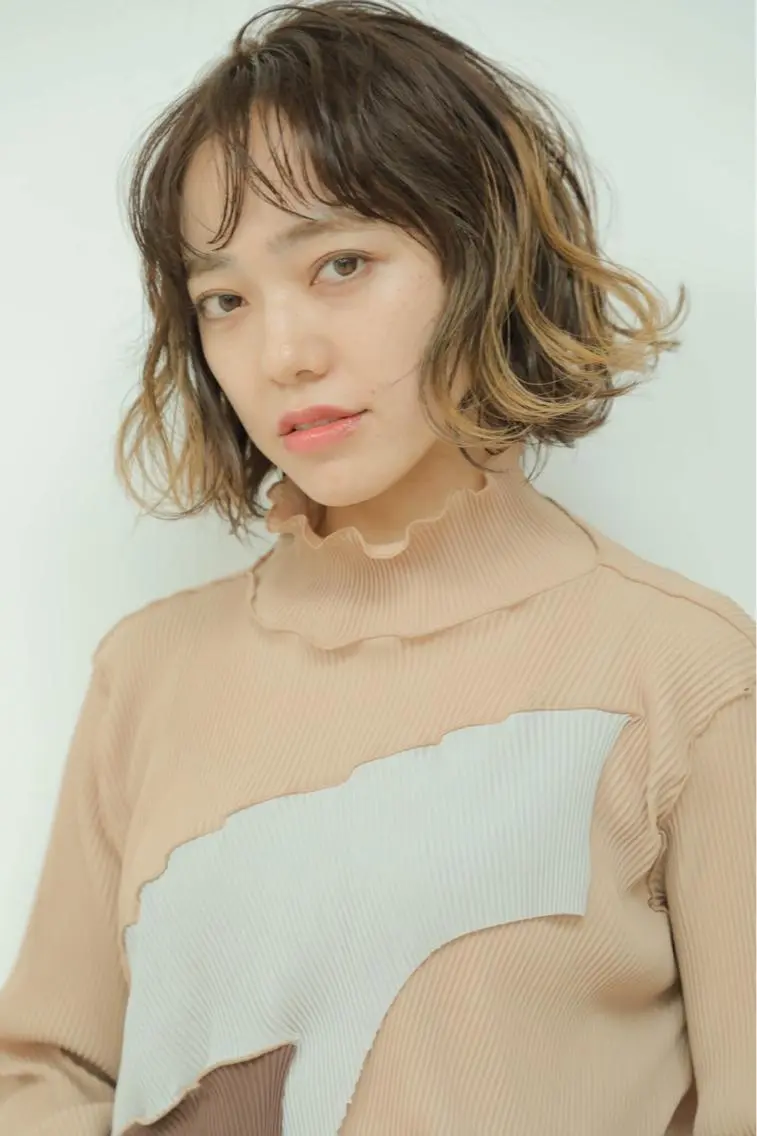 ミディアム アッシュ ボブ くせ毛 斜めバング ハイライト REVE 美容室のヘアスタイル
