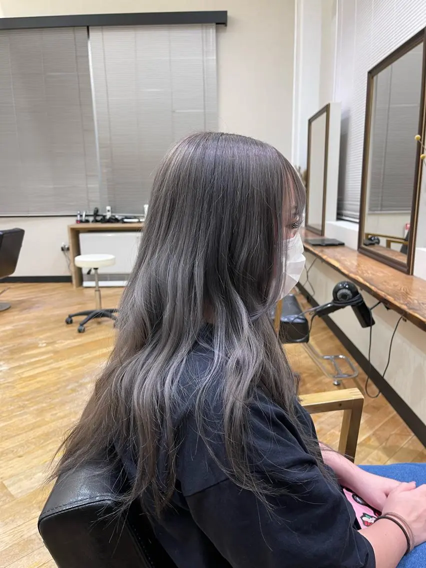 ロング カラー グレージュ シルバー ヘアカラー 佐藤 海璃のヘアスタイル