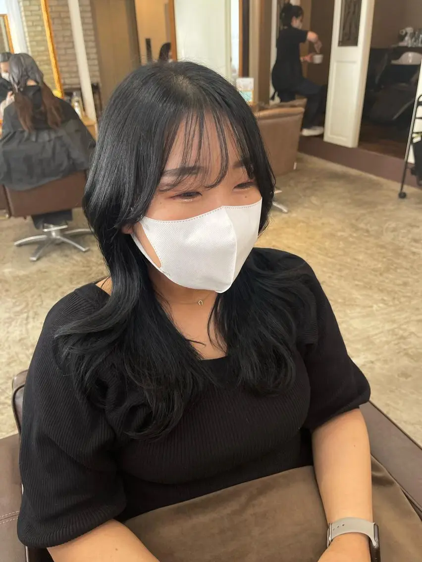 セミロング カラー 黒髪 ブルーカラー ブルーブラック くびれヘア エギョモリ カット ヘアカラー トリートメント 🫧chinatsu 🫧のヘアスタイル