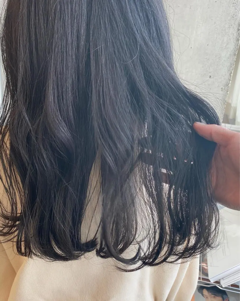 ロング カラー 黒髪 ブルーカラー ブルーブラック & Graph. 立川🥣🌿のヘアスタイル