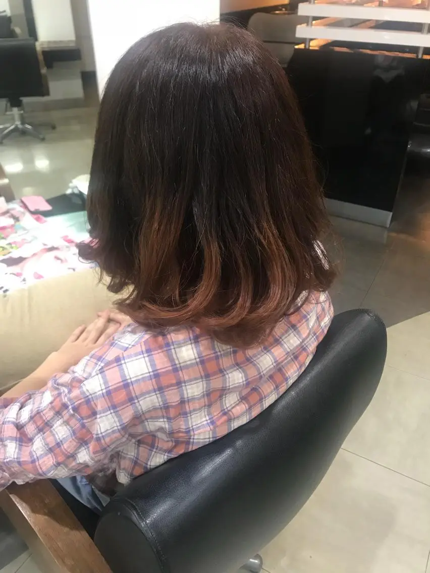 ミディアム カラー ヘアアレンジ グラデーションカラー ピンクカラー レッドカラー 烏山 達也のヘアスタイル