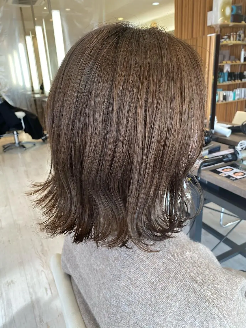 ミディアム カラー ブリーチ ダブルカラー ブリーチなしカラー 小顔レイヤー/ ベージュ🤍Rieのヘアスタイル