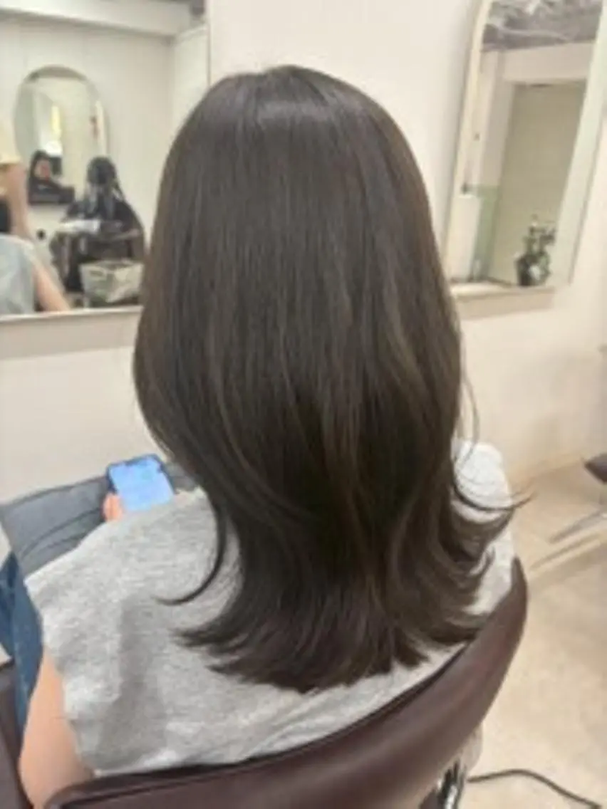 セミロング カラー アッシュ アッシュグレー アッシュグレージュ ベージュカラー 透明感カラー ヘアカラー トリートメント 初めてでも安心🌟 newi町田✂のヘアスタイル