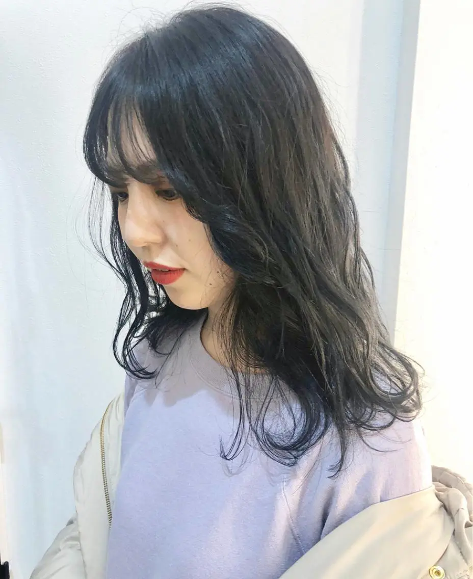 セミロング カラー ブルーカラー ブルージュ 透明感カラー カット ヘアカラー 岩田 萌那のヘアスタイル
