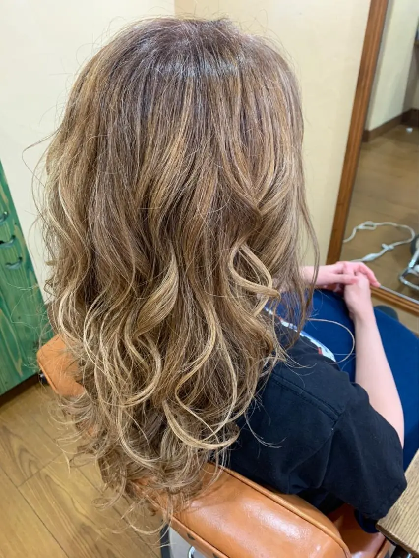 ロング カラー ハイライトカラー ハイライト R's hair 大道瞳のヘアスタイル