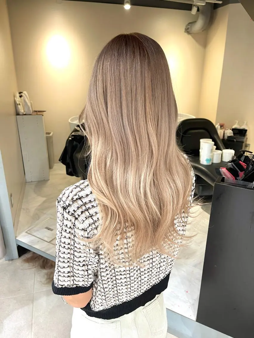 ロング カラー ベージュカラー ブリーチ ミルクティーベージュ ヘアカラー 渋谷🤍ブリーチ エクステ🤍アミルのヘアスタイル