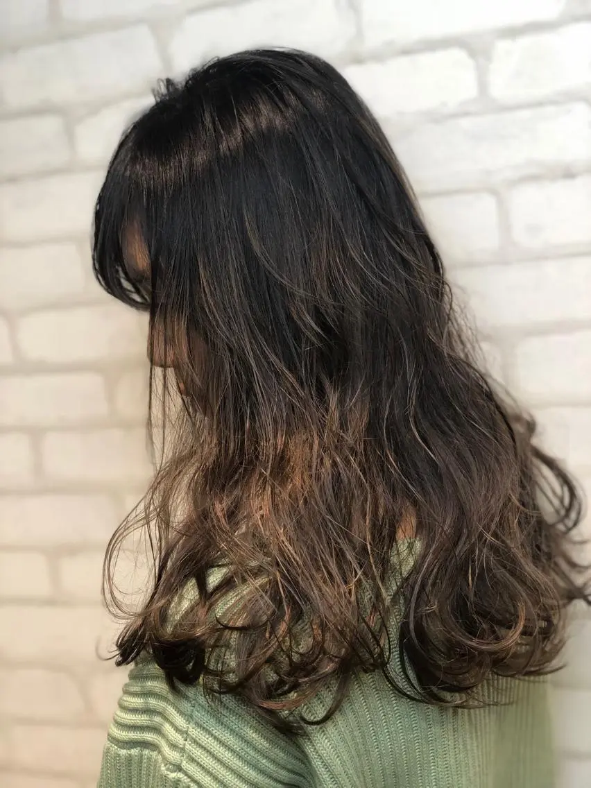 ロング カラー パーマ バレイヤージュ ブリーチ レイヤーカット ひがし さゆりのヘアスタイル