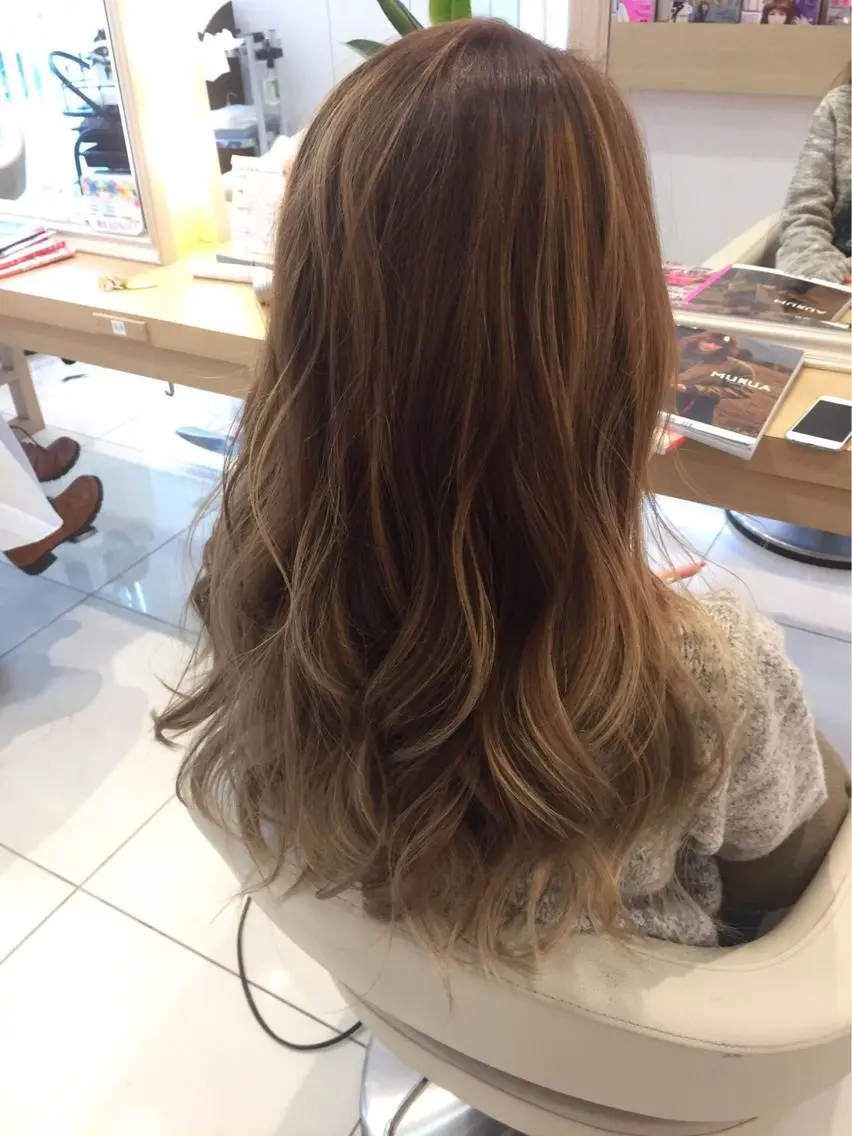 セミロング カラー アッシュ ベージュカラー ハイライトカラー ハイライト 小田原NO1 美容師 飯田飛翔のヘアスタイル