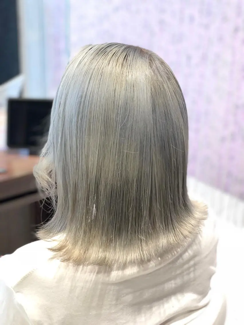 ミディアム カラー ヘアアレンジ アッシュ ブリーチ ホワイトアッシュ 渡辺　亮/髪質改善 レイヤーカットのヘアスタイル