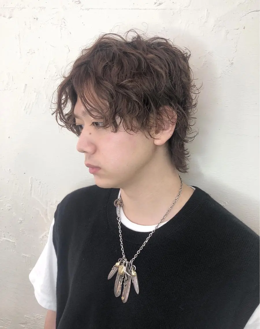 メンズ メンズパーマ メンズウルフカット ウルフカット パーマ 黒染め落とし メンズミディアムのヘアスタイル