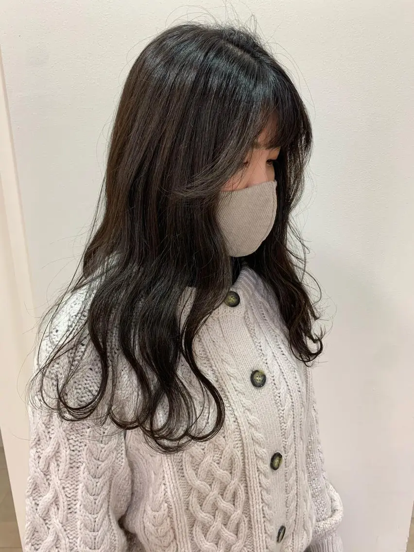 ロング カラー ヘアカラー トリートメント 顔まわりカット✄ ベージュカラー🧸のヘアスタイル