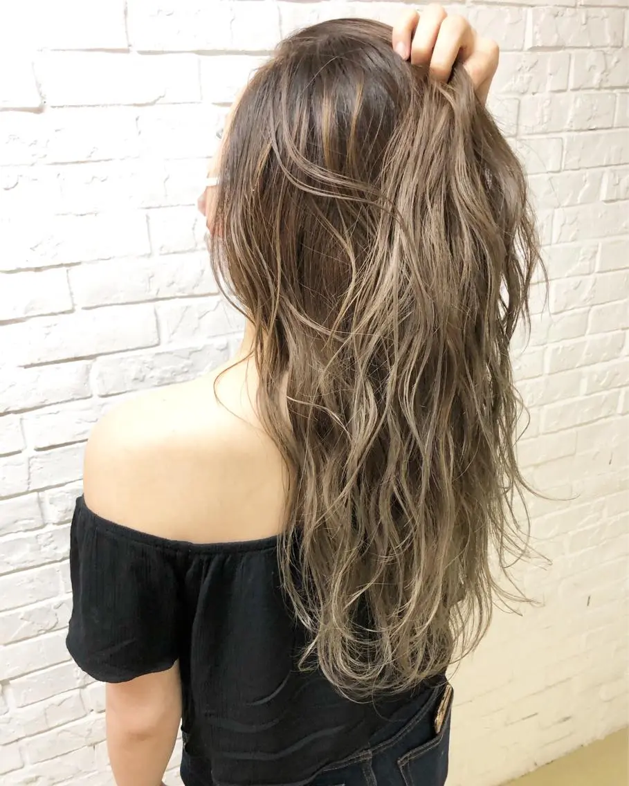 ロング カラー ベージュカラー ハイトーンカラー ハイトーンベージュ ヘアカラー トリートメント エクステリピート率 No.1 菊池　悠介のヘアスタイル