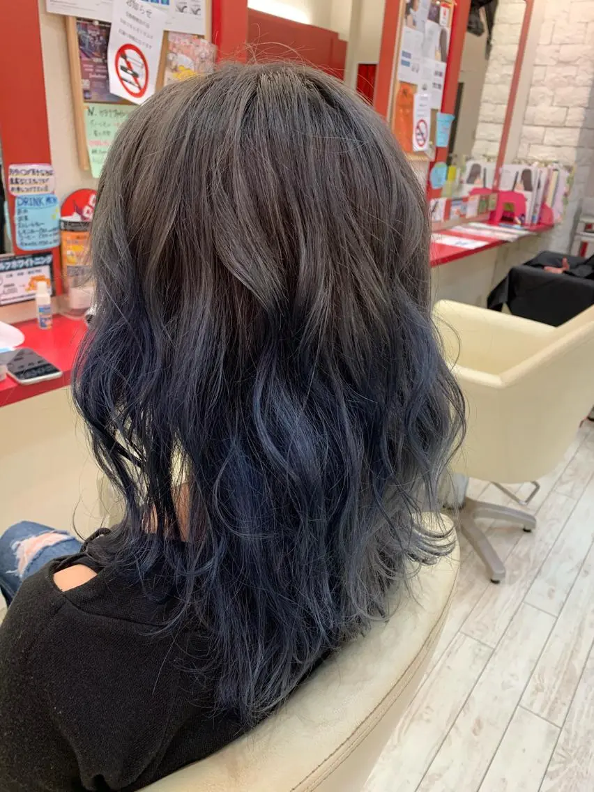 ミディアム カラー ヘアアレンジ アッシュ ブルーカラー ブルーアッシュ 今村公介 ブリーチ特化、派手髪のヘアスタイル