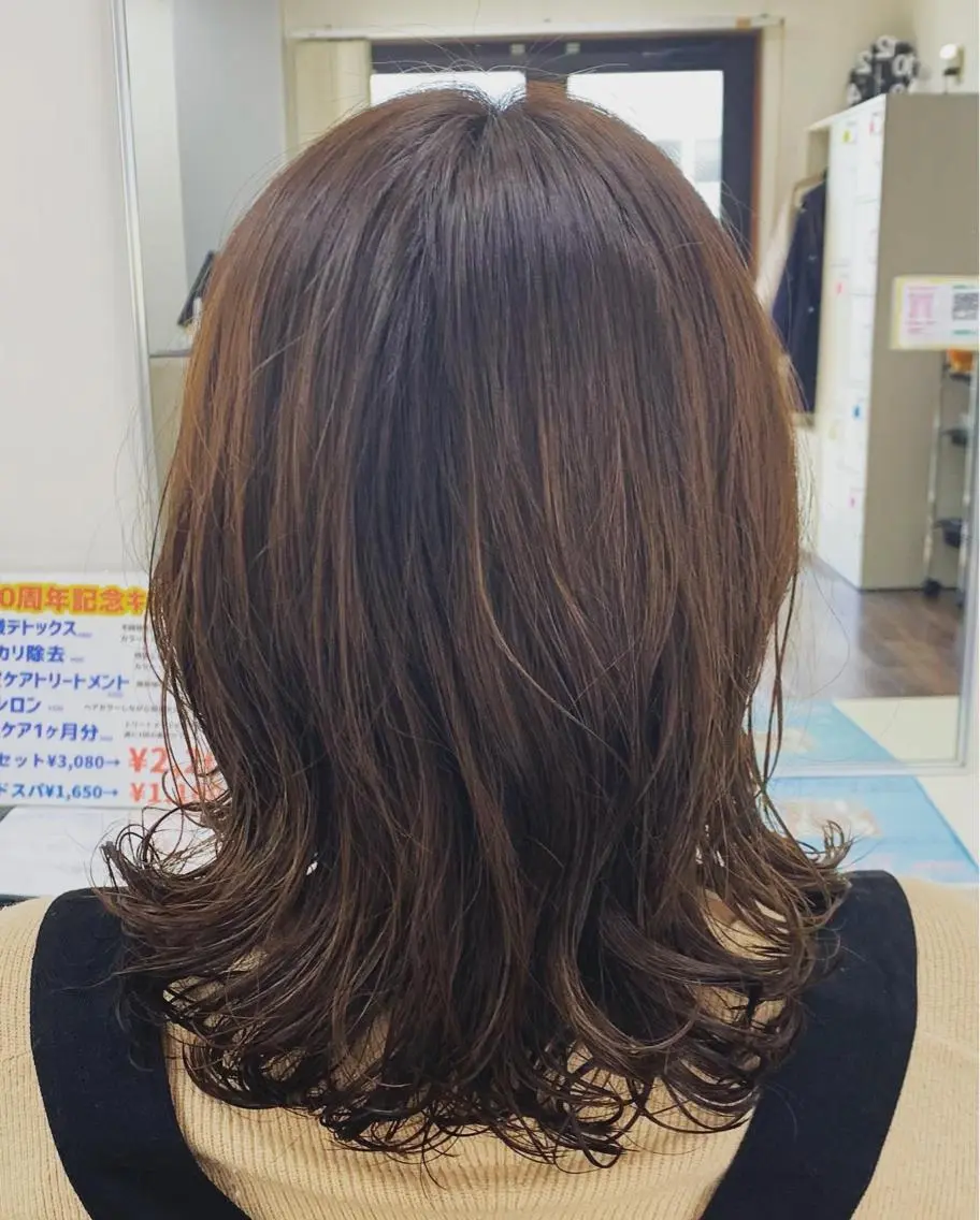 ミディアム ミディアムパーマ くびれヘア くびれレイヤー レイヤーカット 安井 友紀子のヘアスタイル