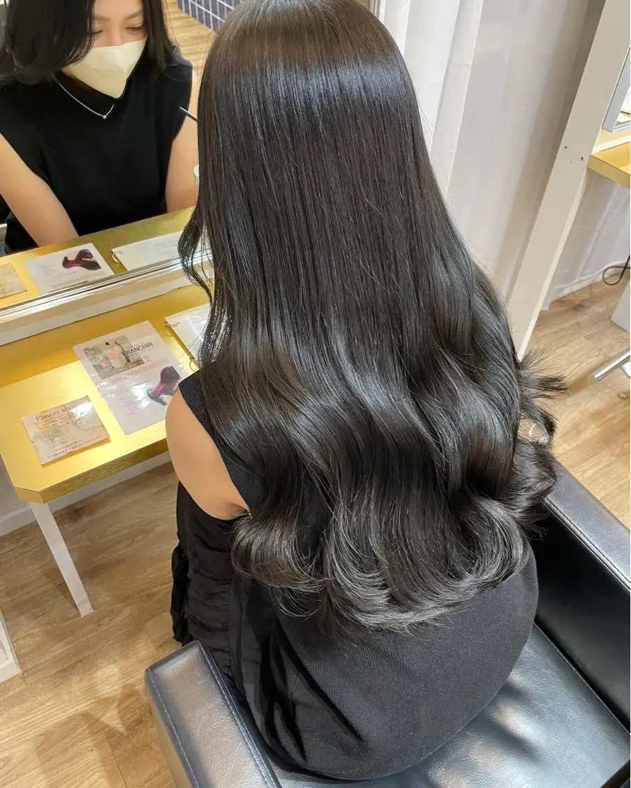 ロング カラー ベージュカラー 黒髪 ブリーチ ブルーカラー ブルーブラック トリートメント オリーブカラー 特化　　kaiのヘアスタイル