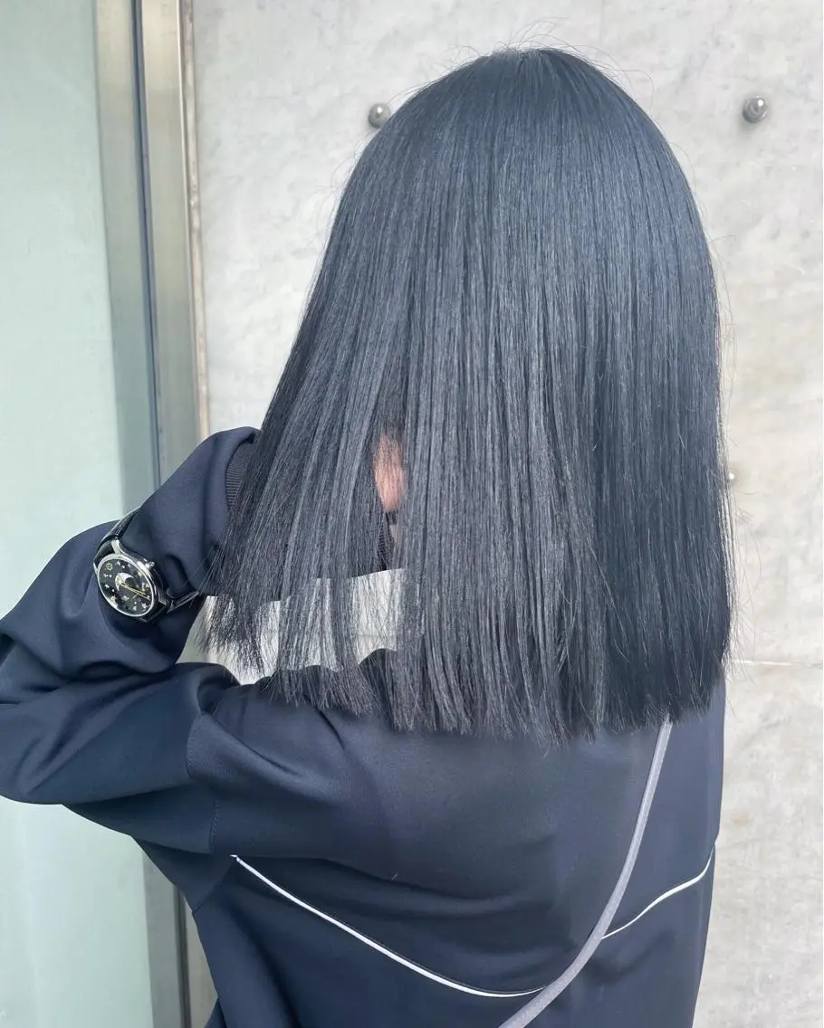 ミディアム カラー 黒髪 ブルーカラー ブルーブラック RU RIのヘアスタイル