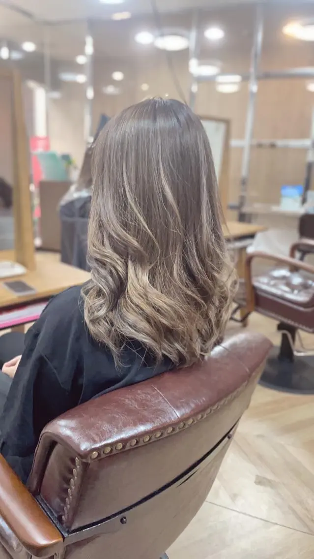 セミロング カラー アディクシーカラー ブリーチ ケアブリーチ ケアカラー デザインカラー カット ヘアカラー トリートメント 菊池 貢平のヘアスタイル