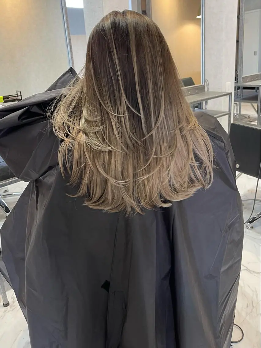 セミロング カラー ヘアアレンジ バレイヤージュ デザインカラー ハイライトカラー 外国人風カラー ハイライト カット ヘアカラー トリートメント アンドウ ユウ/ レイヤーカット/韓国のヘアスタイル