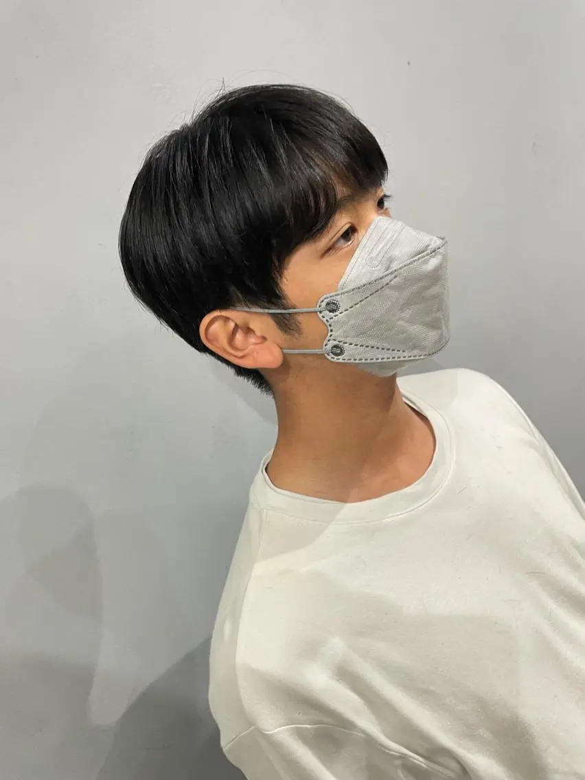 ショート カラー パーマ ヘアアレンジ メンズ センターパート メンズ韓国風 マッシュ シースルーマッシュ 韓国風ヘア カット メンズカット✂️ パーマ寺西優真のヘアスタイル