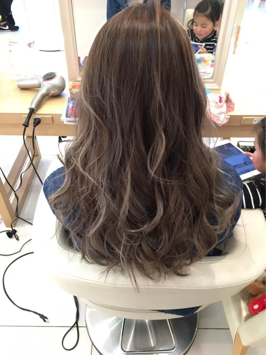 ロング カラー グレージュ ハイライトカラー 外国人風カラー ハイライト 小田原NO1 美容師 飯田飛翔のヘアスタイル