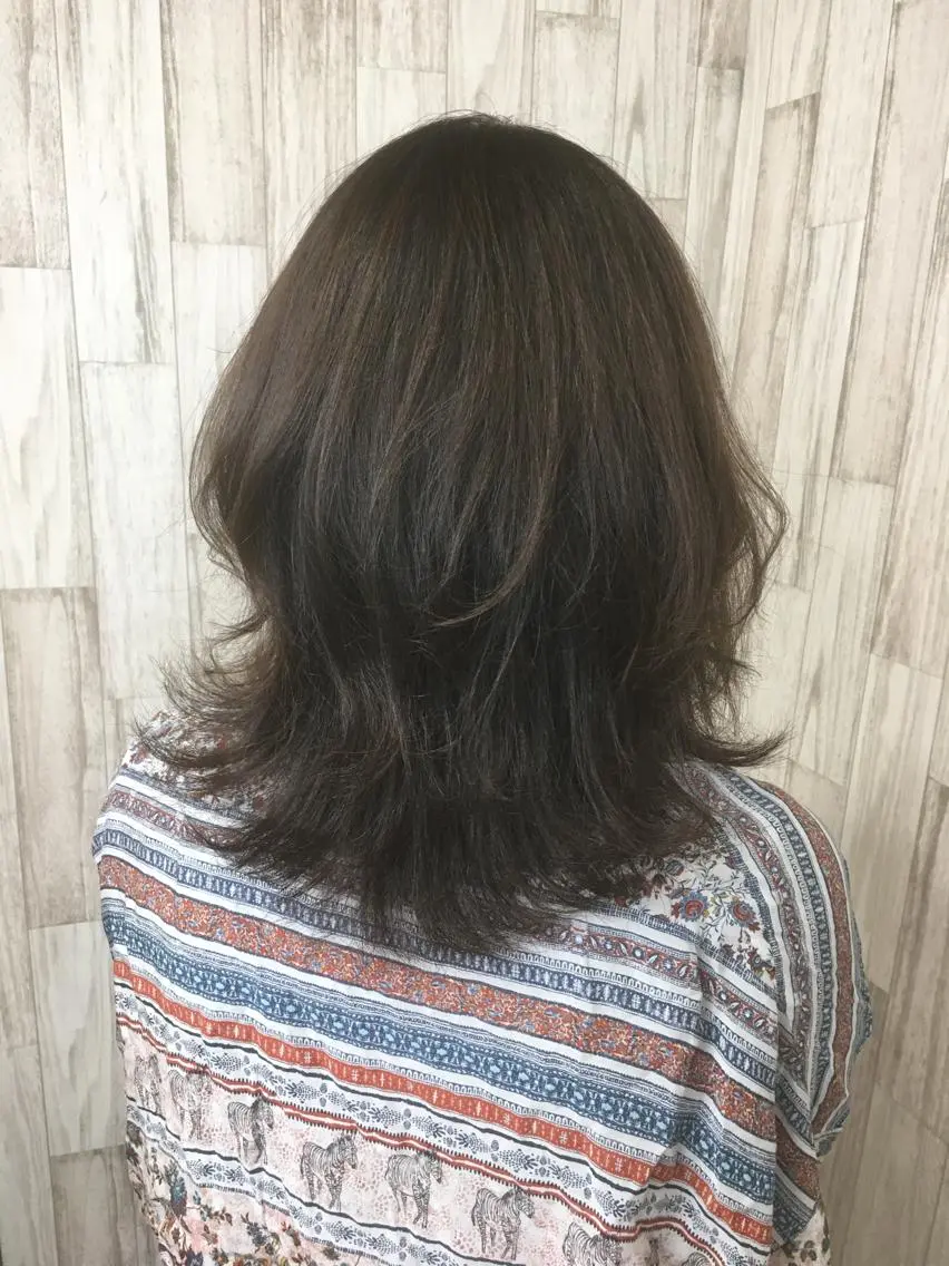 ミディアム 外ハネヘア ウルフカット カット トリートメント 松下 輝璃のヘアスタイル
