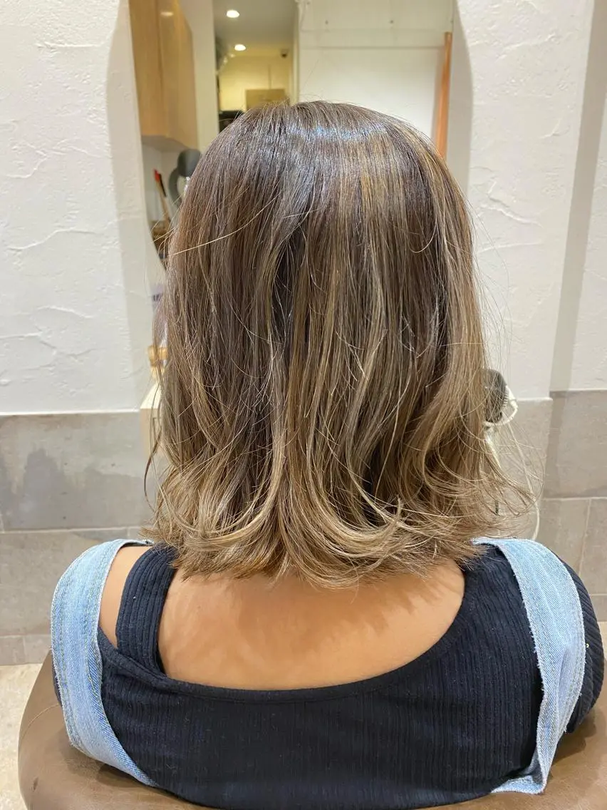 ミディアム カラー 辻出 綾弥のヘアスタイル