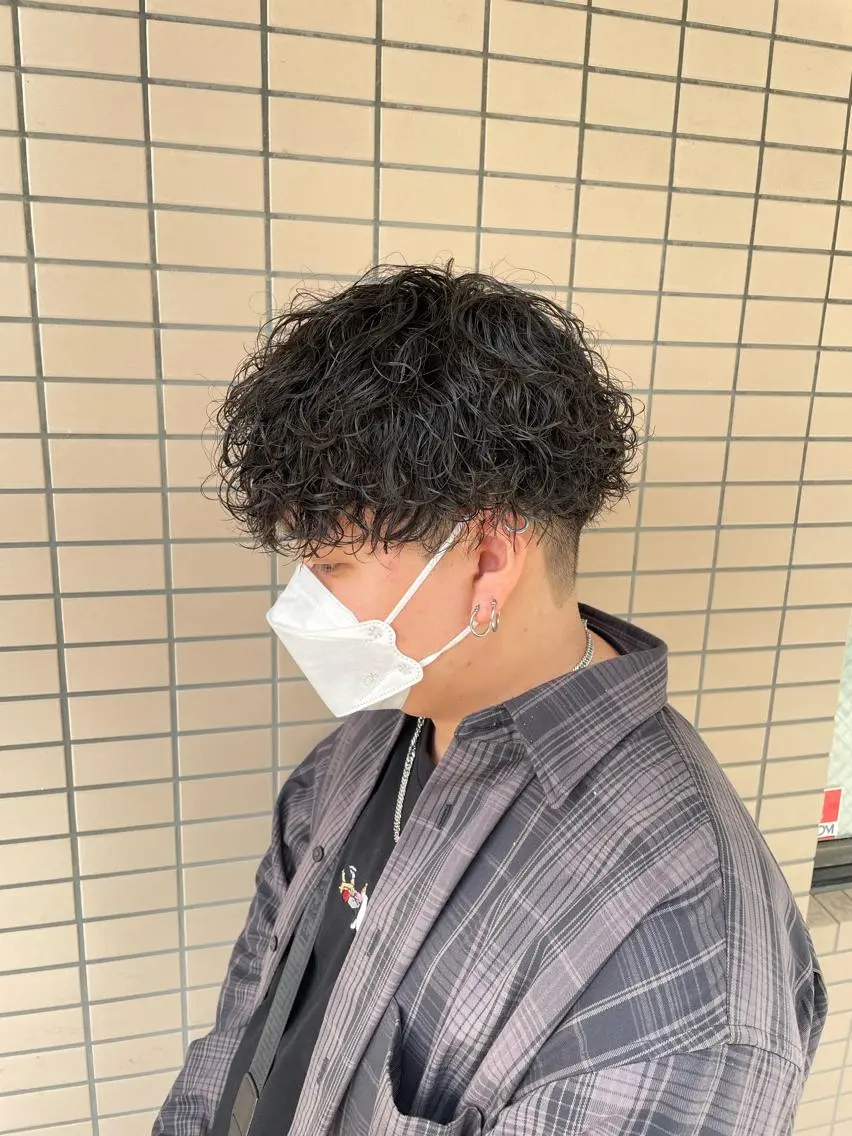 ショート カラー パーマ ヘアアレンジ メンズ アイブロウ メンズブリーチ センターパート メンズハイライト メンズハイトーン マッシュウルフ カット パーマ トリートメント ヘッドスパ ヘアセット スパイキー/フェザー /波巻き/かいとのヘアスタイル