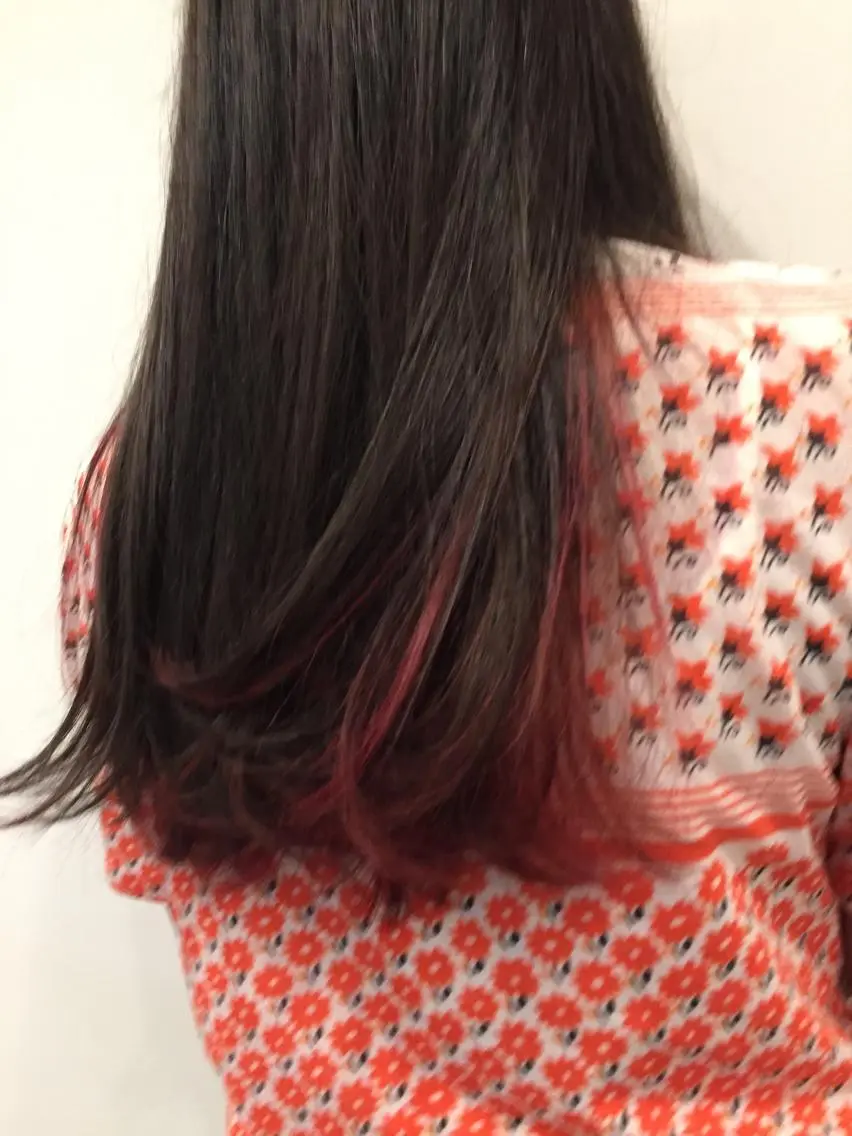 セミロング カラー ブリーチ ハイライトカラー インナーカラー レッドカラー ハイライト ニシムラ コウイチのヘアスタイル