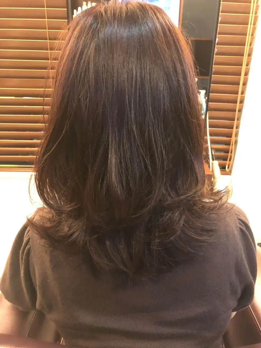 ミディアム レイヤーカット こすげひろと カラー講師のヘアスタイル