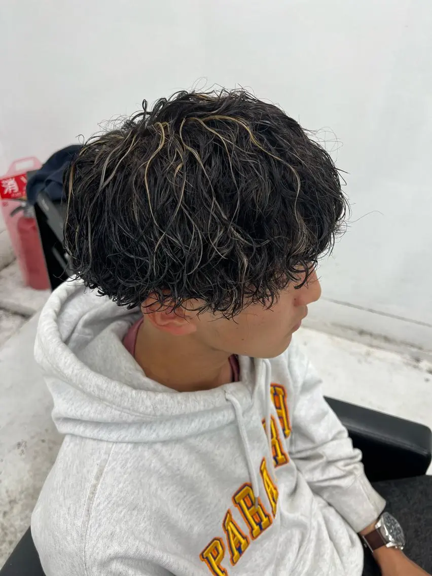 カラー パーマ メンズ メンズハイライト ハイライトカラー 柏メンズカットパーマ NO.1タイチのヘアスタイル