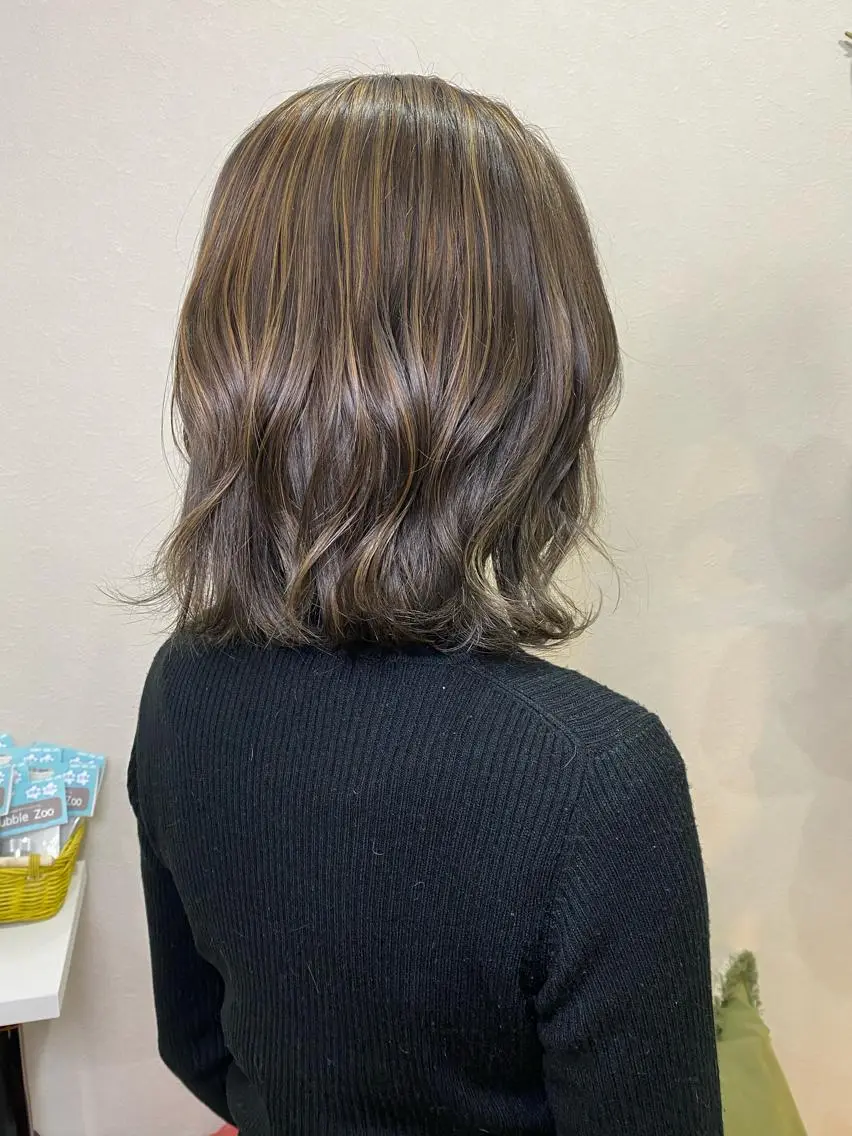 ミディアム ハイライト 佐治 梨乃のヘアスタイル
