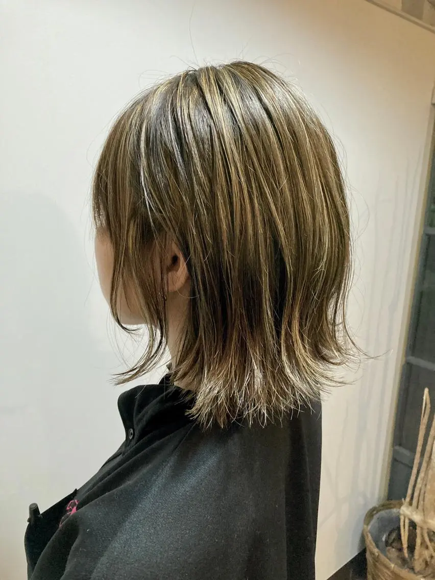 ミディアム ハイライト タカツド ユウキのヘアスタイル